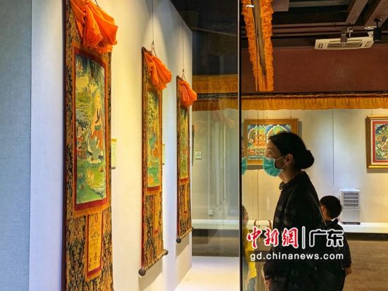80余幅國家級非遺大師希熱布唐卡作品東莞展出。圖為充滿神秘色彩的唐卡作品吸引人駐足觀看(徐倩 攝)