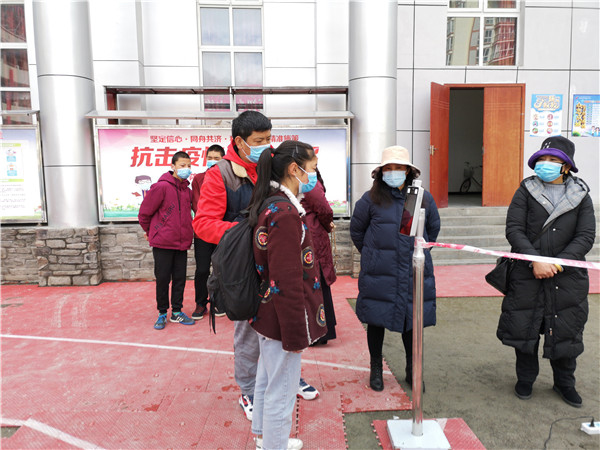 圖片默認標題_fororder_1、學生排隊進入校園-攝影-左斌