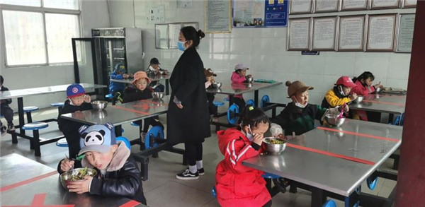 圖片默認標題_fororder_3、錯峰就餐的學生們-攝影-左斌