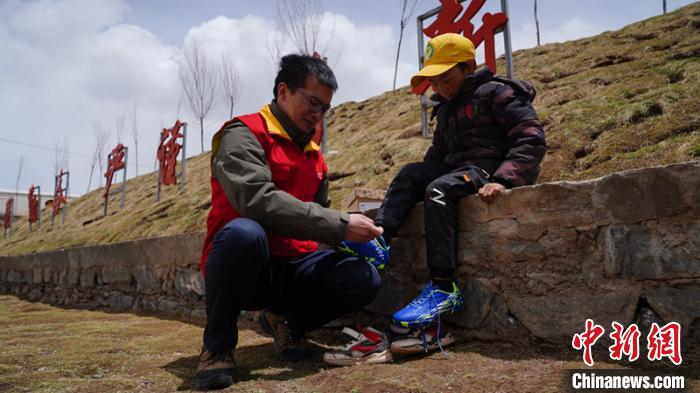 青海玉樹:電網(wǎng)“心愿計劃”為牧區(qū)孩子實現(xiàn)“微心愿”