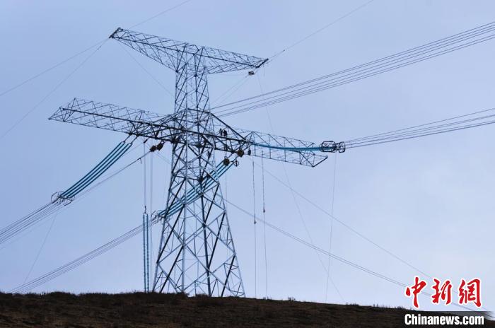 高原藏區(qū)電力線路建設者:高寒缺氧、扎刺掛彩是常事
