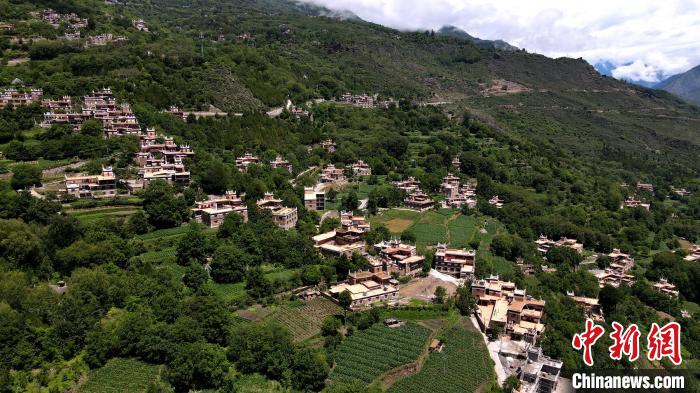 四川丹巴村民洛太的民宿致富夢：“除了好政策，自己更要有干勁”