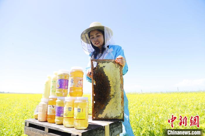 圖為蜂農(nóng)現(xiàn)場(chǎng)展示蜂產(chǎn)品?！●R銘言 攝