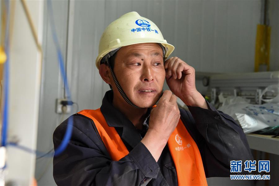 (圖文互動)(2)筑完“天路”架“云梯”——鐵路老兵再上高原