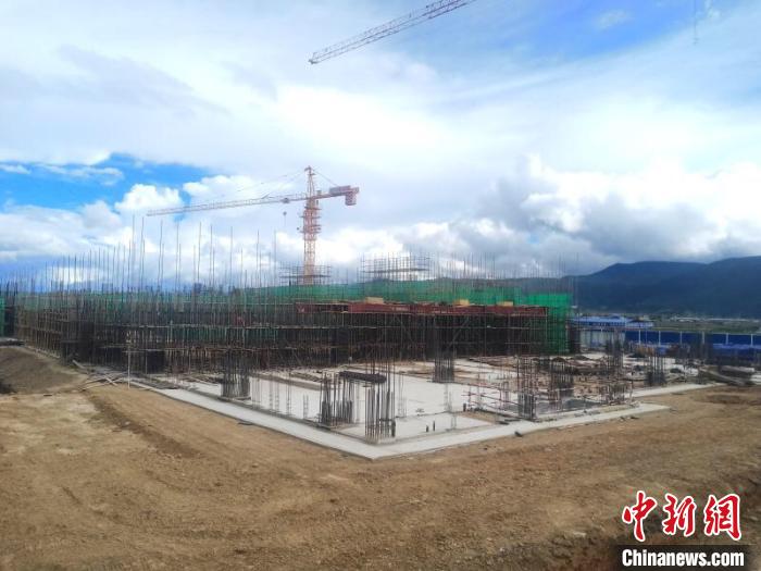 圖為香格里拉站實(shí)現(xiàn)封頂。中國鐵路昆明局集團(tuán)供圖