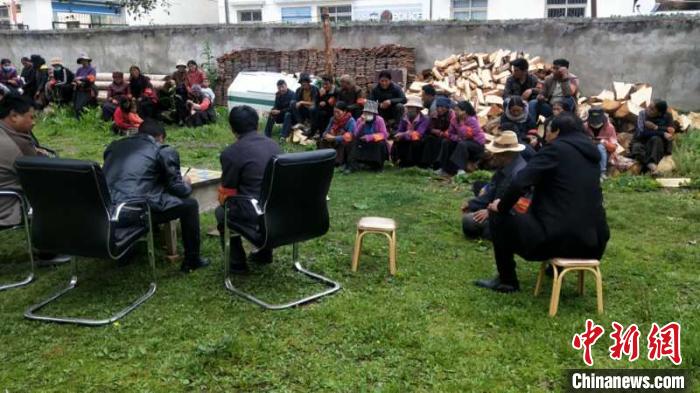 村民接受防火常識(shí)教育。若爾蓋縣林業(yè)和草原局供圖