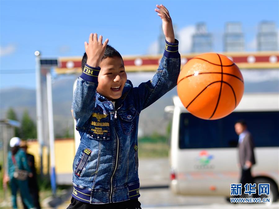 (走向我們的小康生活)(4)青海共和縣:移民安置點(diǎn)的幸福生活