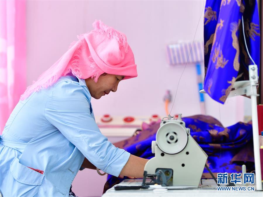 (走向我們的小康生活)(5)青海共和縣:移民安置點(diǎn)的幸福生活