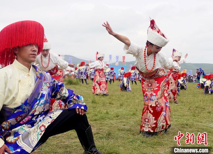 當(dāng)?shù)孛癖姎g慶香浪節(jié)?！「哒?攝