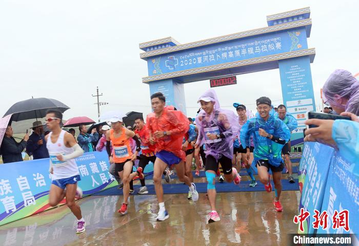 8月23日，拉卜楞高原半程馬拉松在甘加秘境景區(qū)鳴槍開跑?！「哒?攝