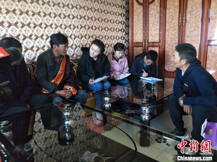 圖為調(diào)查組工作人員正在入戶(hù)調(diào)查。　祁增蓓 攝