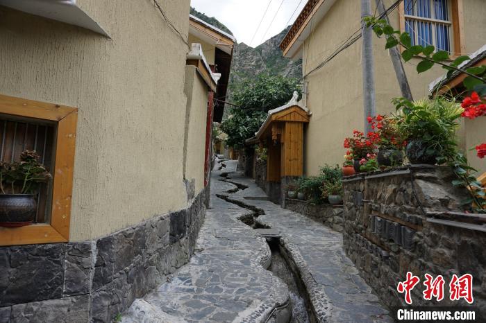 沿溪流分布的若吉村民宿?！∽g 攝