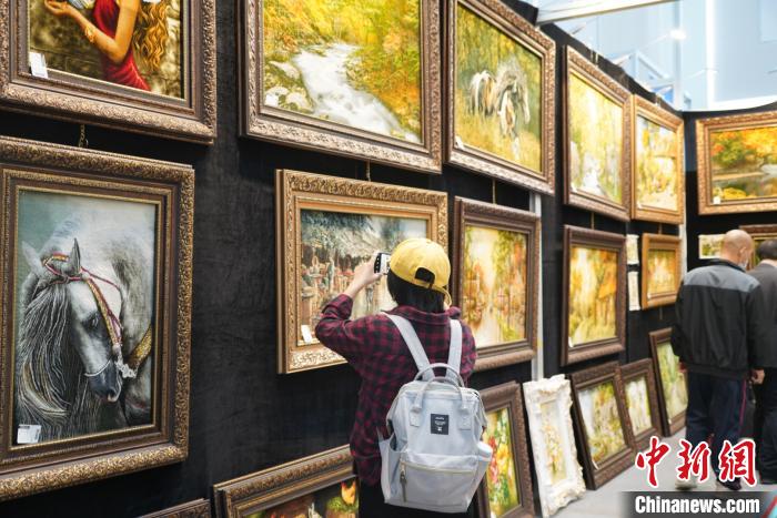 國(guó)內(nèi)外精品藏毯亮相青海生態(tài)(產(chǎn)業(yè))博覽會(huì)暨藏毯展眾多客商前來(lái)咨詢