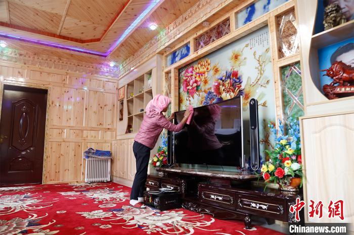 圖為做家務(wù)的項(xiàng)青達(dá)杰妻子?！●R銘言 攝