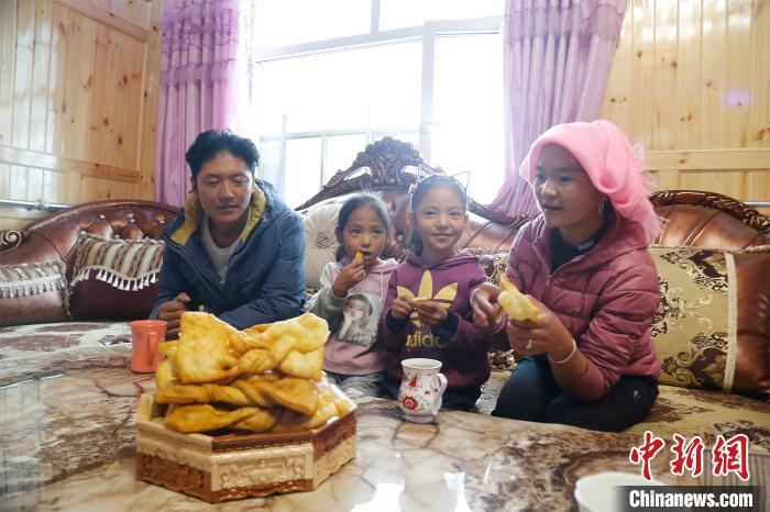 圖為項(xiàng)青達(dá)杰一家人合影?！●R銘言 攝