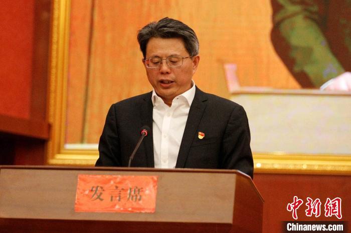 圖為果洛州委常委、副州長、上海市援青聯(lián)絡(luò)組組長馮志勇總結(jié)對口支援十年工作?！」逯菸麄鞑抗﹫D 攝