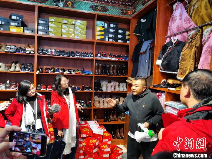 圖為中外媒體在玉樹(shù)州玉樹(shù)市甘達(dá)村采訪。　張?zhí)砀?攝