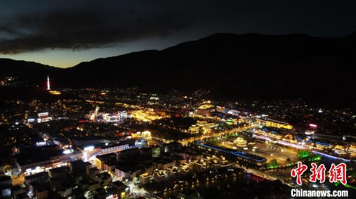 圖為玉樹(shù)市城市建設(shè)?！√K丹 攝