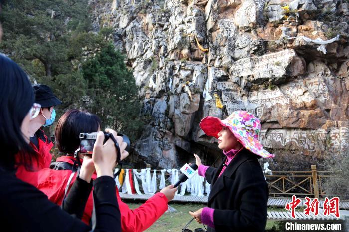 圖為中外媒體在玉樹(shù)州玉樹(shù)市采訪文旅融合情況?！?zhí)砀?攝