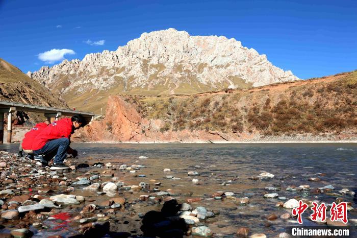 圖為中外記者在雜多縣境內(nèi)的瀾滄江干流采訪當(dāng)?shù)厣鷳B(tài)保護情況?！?zhí)砀?攝