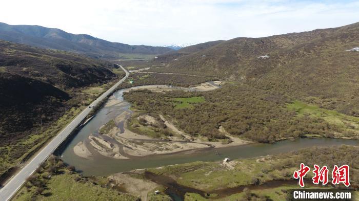 久馬高速沿線地貌。四川交投藏高公司供圖
