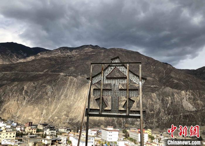 圖為處在山巒腳下的奔子欄。　繆超 攝