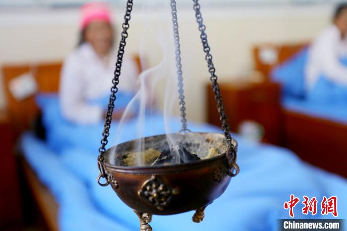 圖為藏醫(yī)熏藥療法。　高展 攝