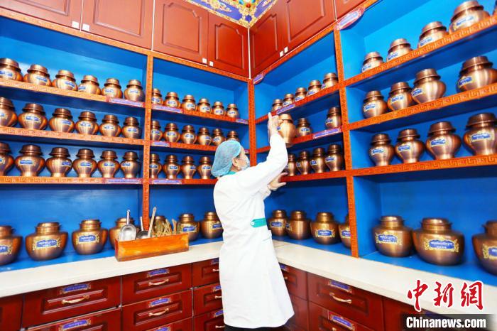 近年來，夏河縣藏醫(yī)醫(yī)院在基礎(chǔ)設(shè)施、醫(yī)療服務(wù)、業(yè)務(wù)拓展、人才梯隊(duì)、制度建設(shè)等都發(fā)生了巨大變化。　高展 攝