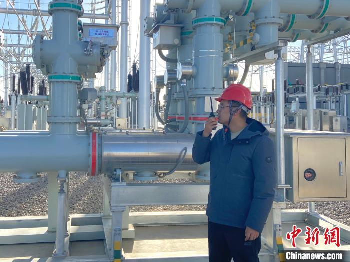 圖為國網(wǎng)青海檢修公司專業(yè)人員在沙柳變電站驗收設(shè)備?！√岂?攝