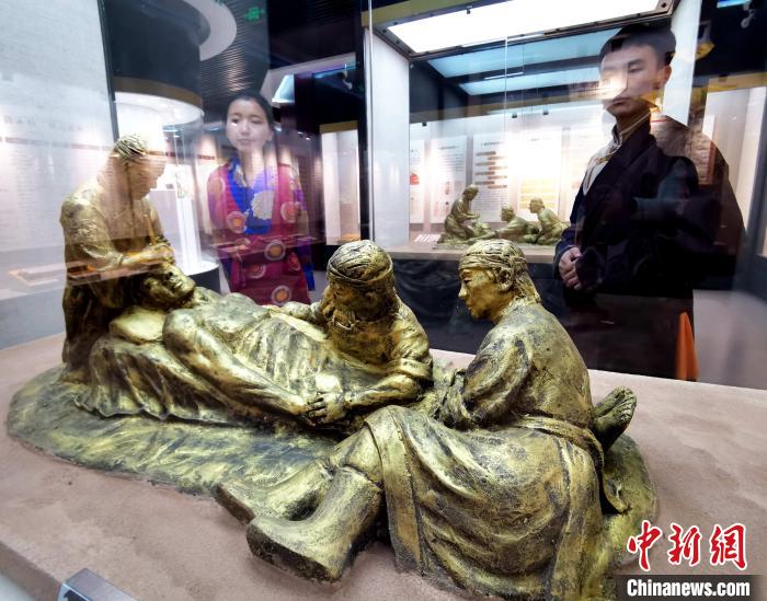 圖為模擬的藏醫(yī)眼科手術場景?！?zhí)砀?攝