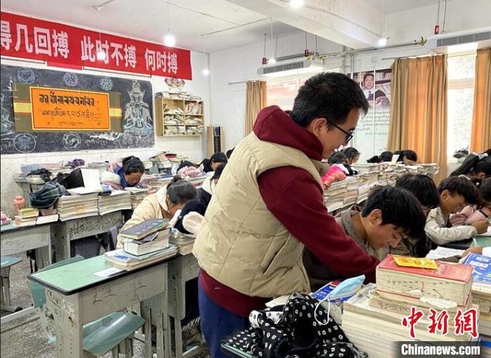 學生在免費輔導班上課?！∧岈敵?攝