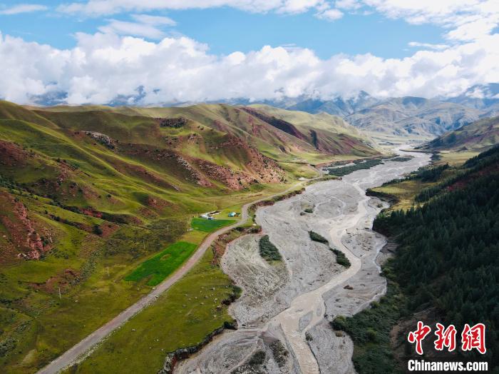 資料圖為祁連山國家公園青海片區(qū)?！±罱瓕?攝
