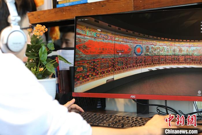 2月23日，青海西寧，市民利用VR瀏覽長達(dá)608米的《中國藏族文化藝術(shù)彩繪大觀》。農(nóng)歷辛丑牛年新年“巧遇”藏歷鐵牛新年，青海高原農(nóng)牧民特別是生活在城市的藏族民眾，正享受從“流口水”的糌粑到“鎮(zhèn)館之寶”VR體驗(yàn)的味覺、視覺“大餐”之變。<a target='_blank' ><p  align=