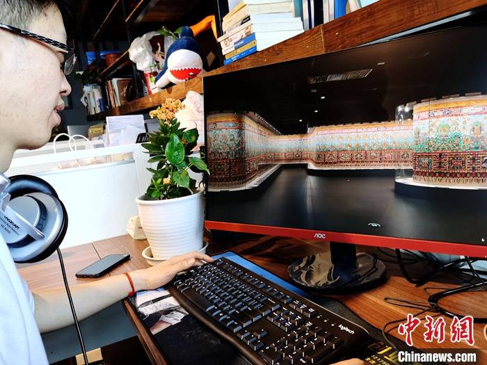 2月23日，青海西寧，市民利用VR瀏覽長達(dá)608米的《中國藏族文化藝術(shù)彩繪大觀》。農(nóng)歷辛丑牛年新年“巧遇”藏歷鐵牛新年，青海高原農(nóng)牧民特別是生活在城市的藏族民眾，正享受從“流口水”的糌粑到“鎮(zhèn)館之寶”VR體驗(yàn)的味覺、視覺“大餐”之變。<a target='_blank' ><p  align=