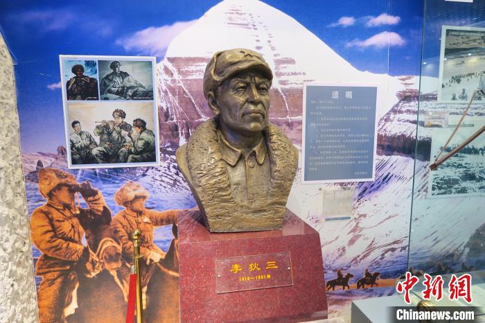 圖為南疆軍區(qū)某合成團1連榮譽室，雕像是進藏先遣英雄連總指揮李狄三?！畛坛?攝