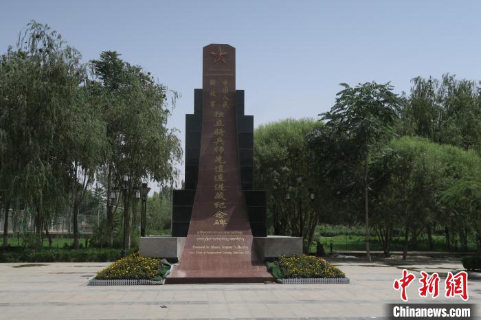 圖為位于于田縣中心的中國人民解放軍獨立騎兵師先遣連進藏紀念碑?！畛坛?攝