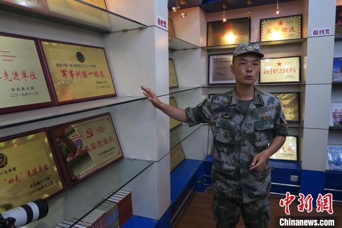 圖為南疆軍區(qū)某合成團1連連長齊楠?！畛坛?攝