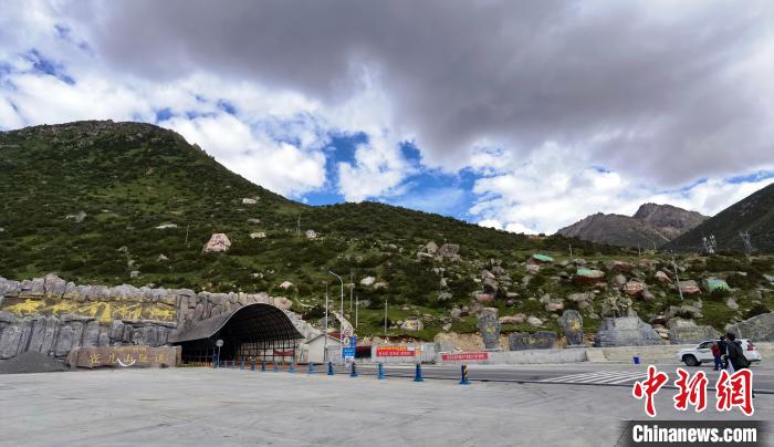 已建成通車的雀兒山隧道?！⒅铱?攝