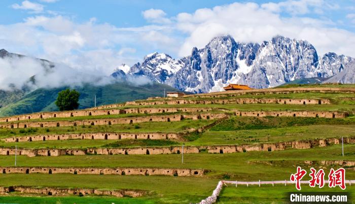 十八軍甘孜窯洞群?！⒅铱?攝