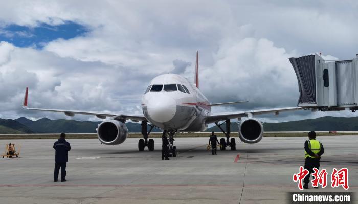 康定機場一架航班降落?！⒅铱?攝