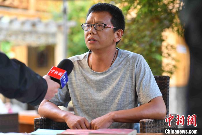 圖為和澗秋接受記者采訪?！⑷疥?攝