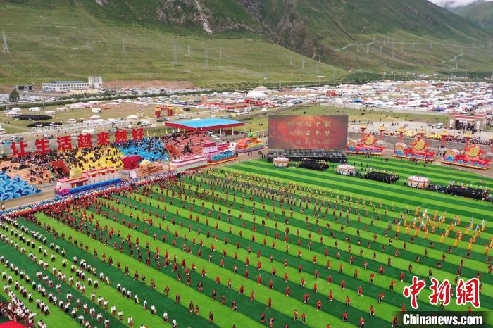 圖為玉樹藏族自治州成立70周年慶祝大會(huì)現(xiàn)場(chǎng)?！●R銘言 攝