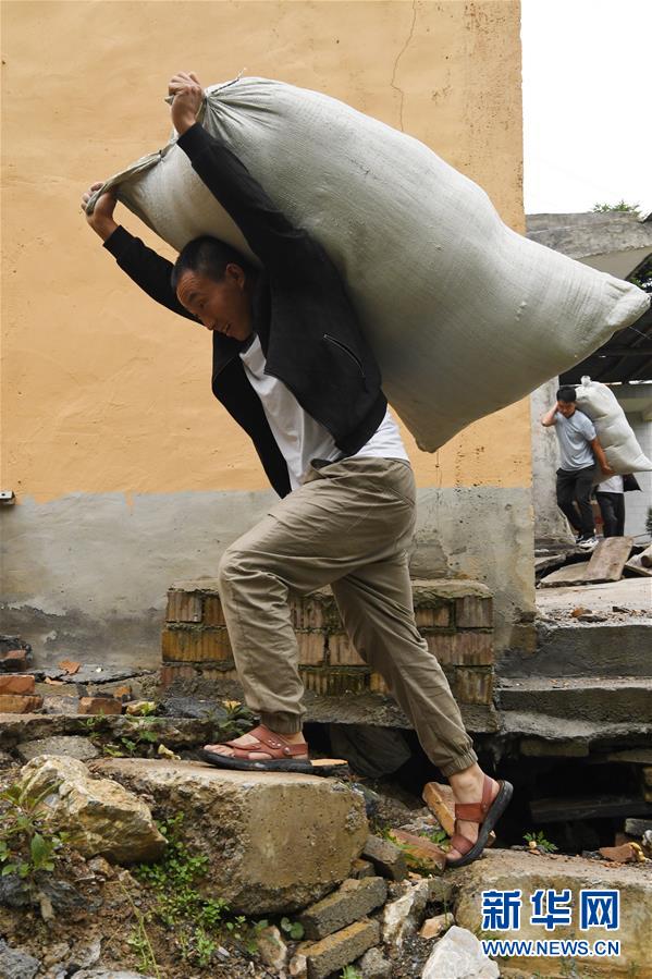 （新華全媒+）（8）千里“挪窩”，踏實開啟新生活