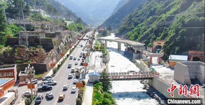 郭達(dá)山隧道進(jìn)口實況?！】蛋蛡髅焦﹫D