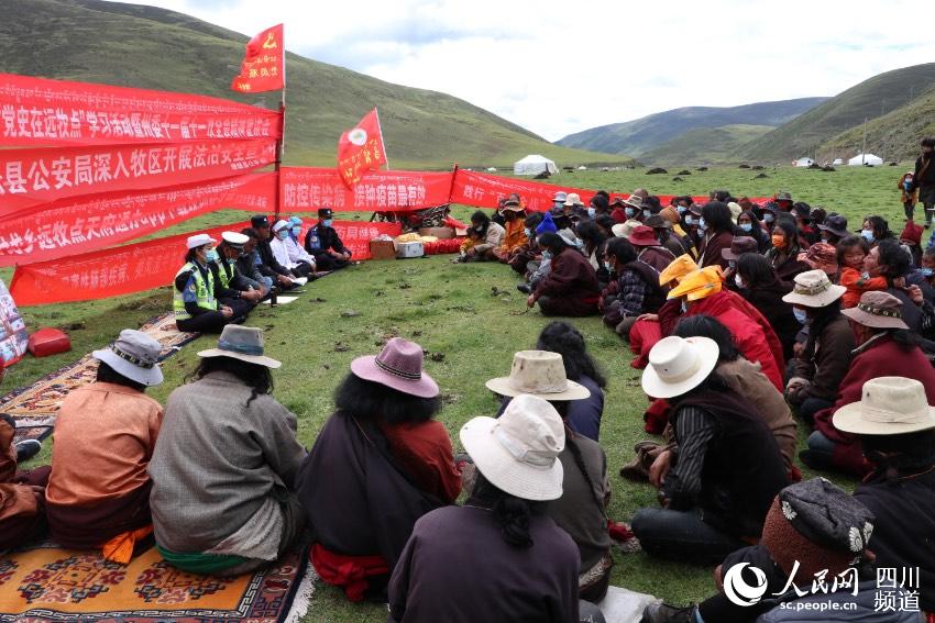 草地上宣講。巴登攝