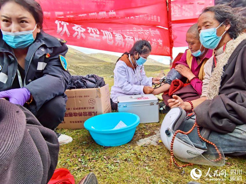 給牧民檢查身體。巴登攝