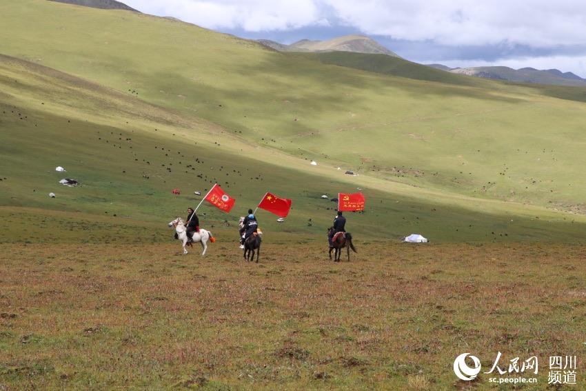 馬背宣講隊(duì)。巴登攝