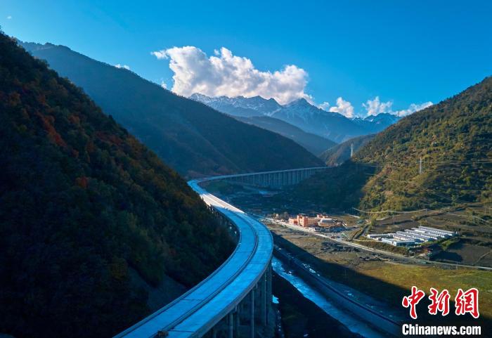 四川平武:九綿高速宛若一條玉帶點綴五彩斑斕的滿山彩林