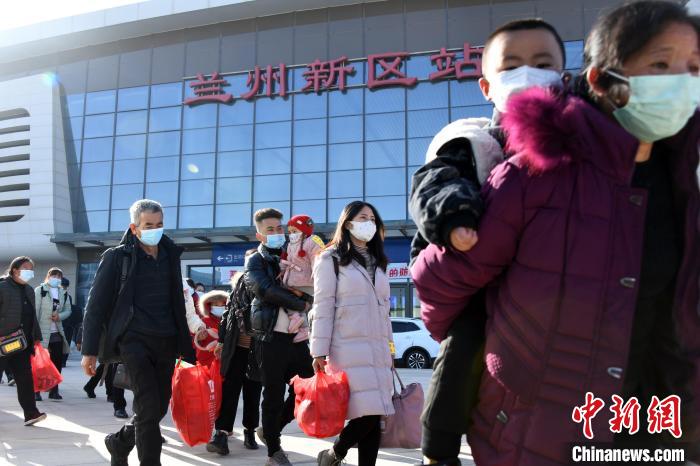 圖為搬遷民眾剛出火車站?！《P 攝