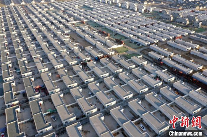 圖為蘭州新區(qū)移民安置區(qū)?！《P 攝